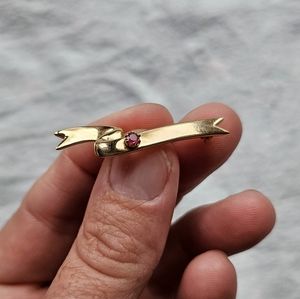 Avon 1983 Achievement Award Gold Tone Fuchsia Rhinestone Ribbon Brooch Pin